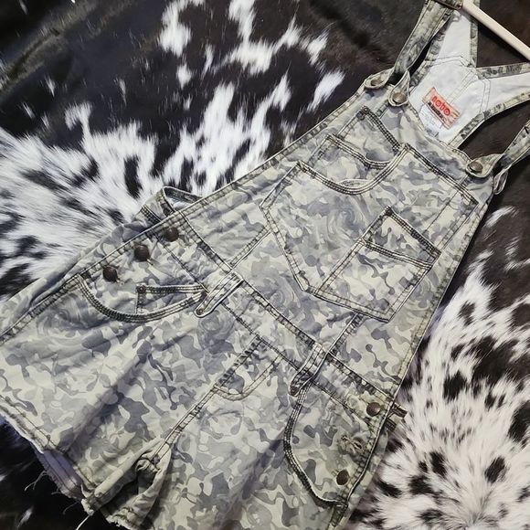 Camo Overalls Shorts - Picture 3 of 7